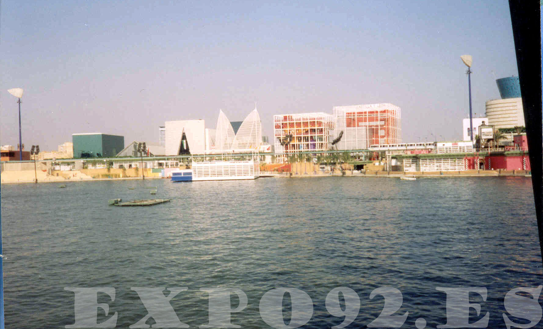 Vista del Lago de España durante EXPO 92, desde uno de los catamaranes que lo atravesaba.