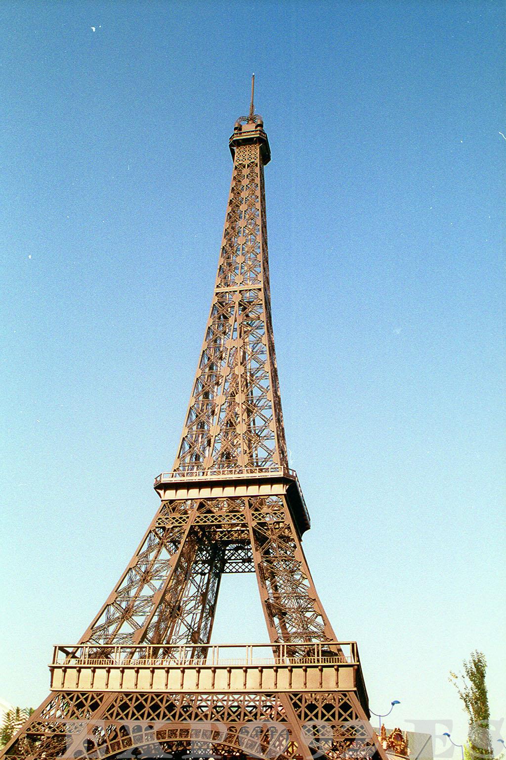 Torre Eifel en el Parque Infantil ECI