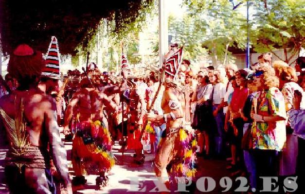 Baile callejero en el recinto de Expo 92. No recuerdo si de un país africano o de las islas del Pacífico.
