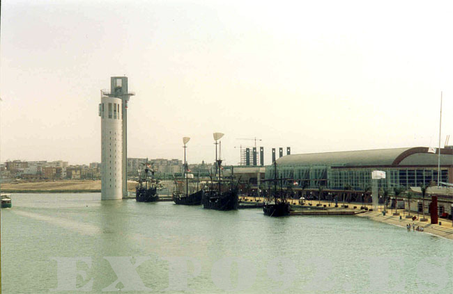 Pabellón de la Navegación durante EXPO 92, con las tres carabelas colombinas y la Nao Victoria.